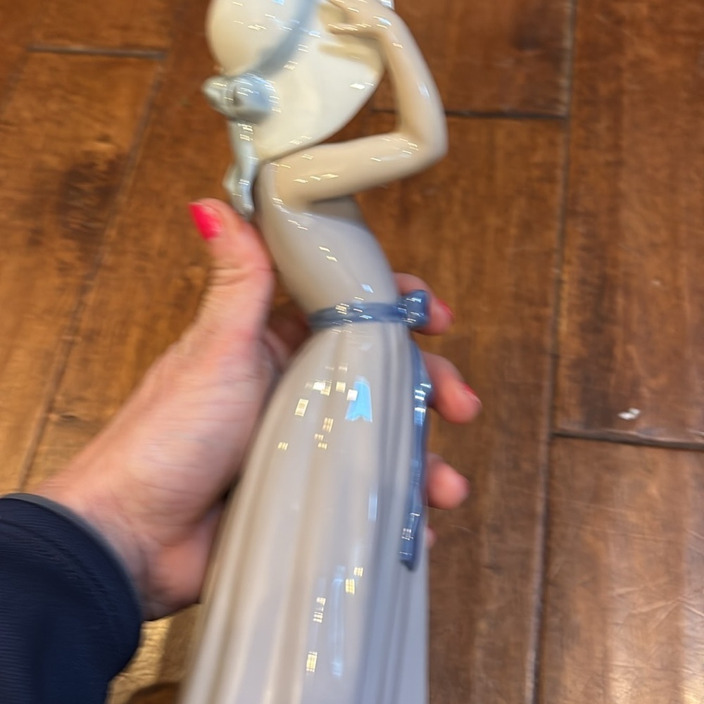 Lladro BASHFUL GIRL WITH STRAW HAT Daisa 1978 Spain Porcelain Figurine - Picture 4 of 5